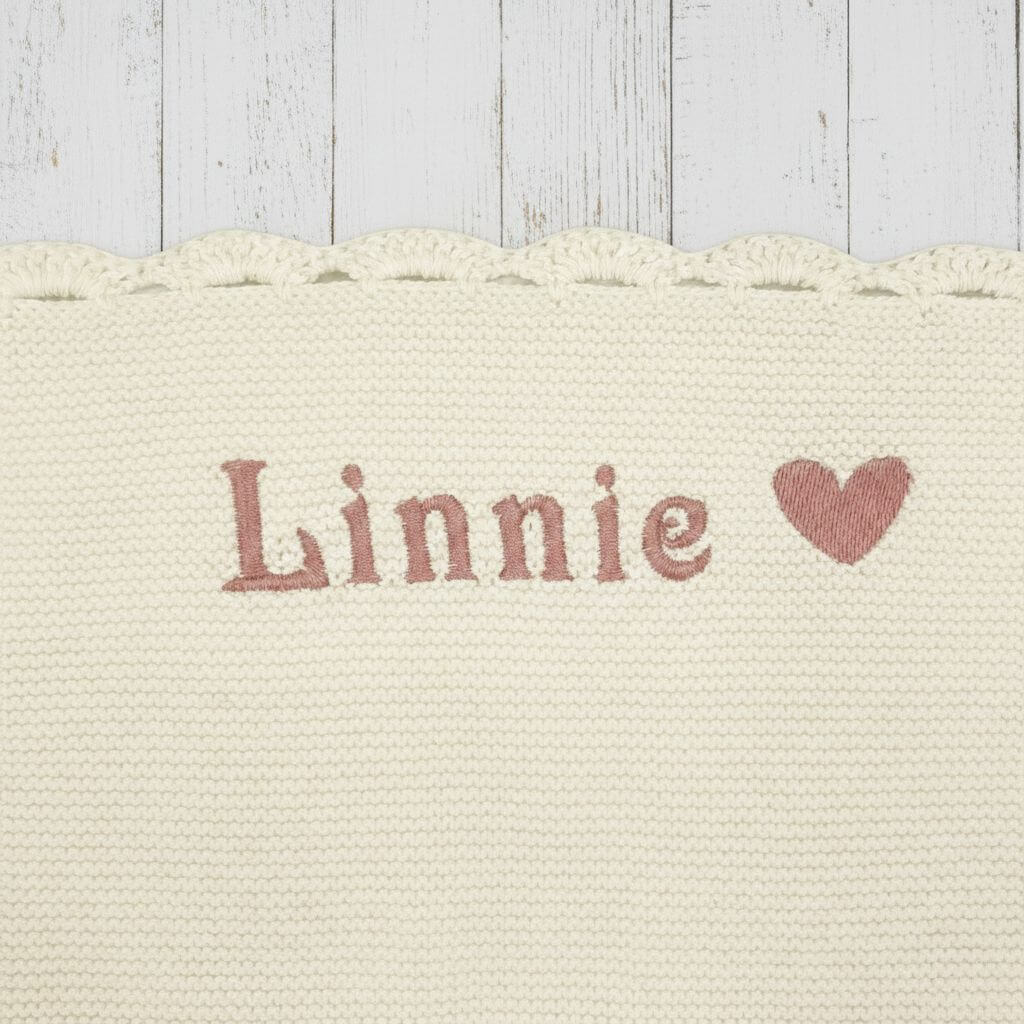 GOTS Bio-Strickdecke "Wolke" mit gehäkeltem Muschelrand (90x90 cm) - personalisierbar