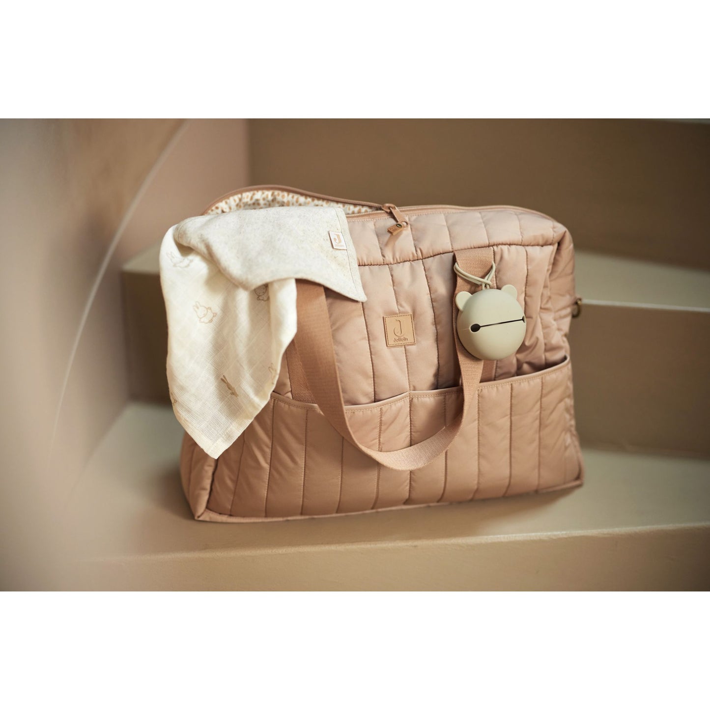 Wickeltasche in Farbe Biscuit Beige mit Spielzeug und Spucktuch
