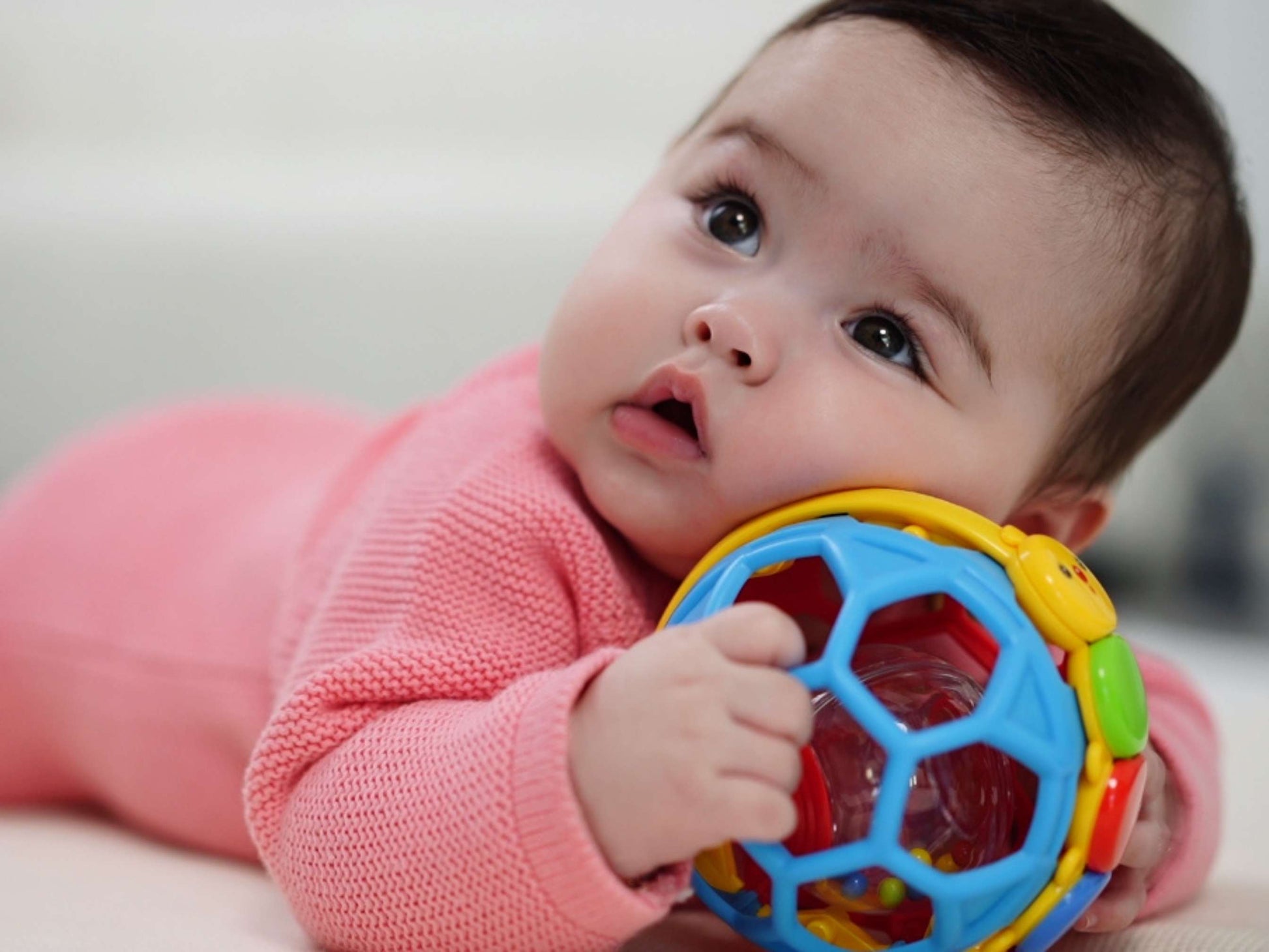 Baby im rosa Strampler aus Baumwolle von vorne