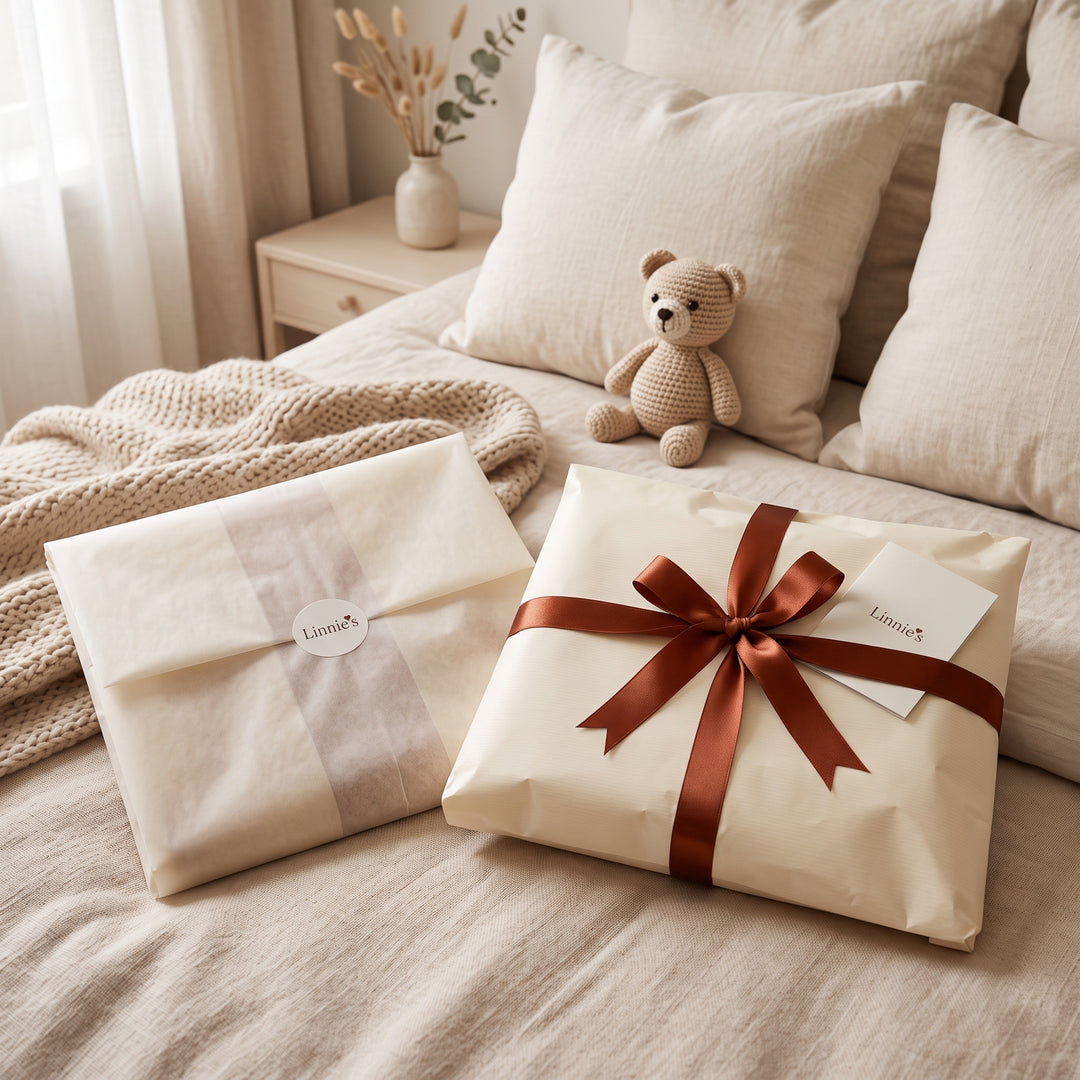 Linnie’s Geschenkverpackung: Geschenk in Seidenpapier und cremefarbenem Naturpapier, gebunden mit Terracotta-Baumwollband und handgeschriebener Karte