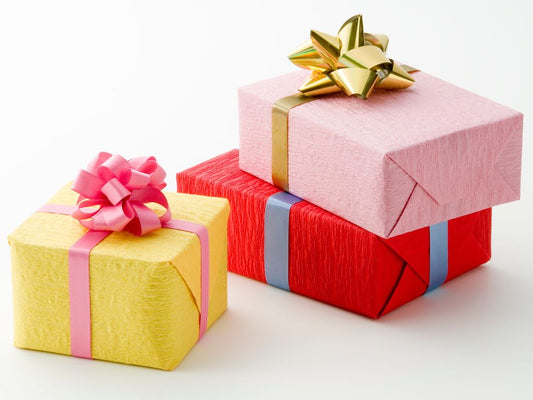 Drei verpackte Geschenke mit Schleife
