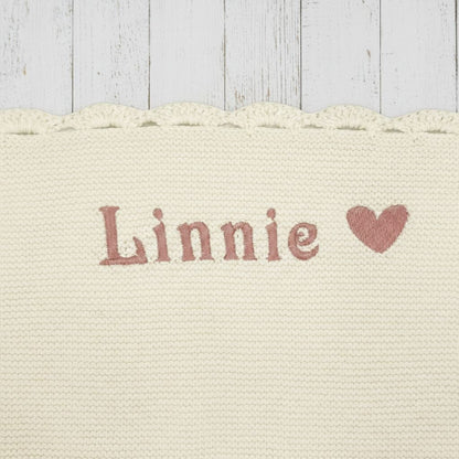 GOTS Bio-Strickdecke "Wolke" mit gehäkeltem Muschelrand (90x90 cm) - personalisierbar