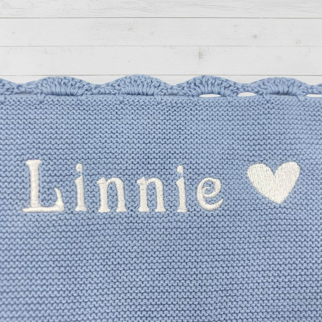 GOTS Bio-Strickdecke "Wolke" mit gehäkeltem Muschelrand (90x90 cm) - personalisierbar