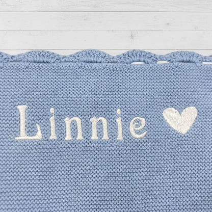 GOTS Bio-Strickdecke "Wolke" mit gehäkeltem Muschelrand (90x90 cm) - personalisierbar