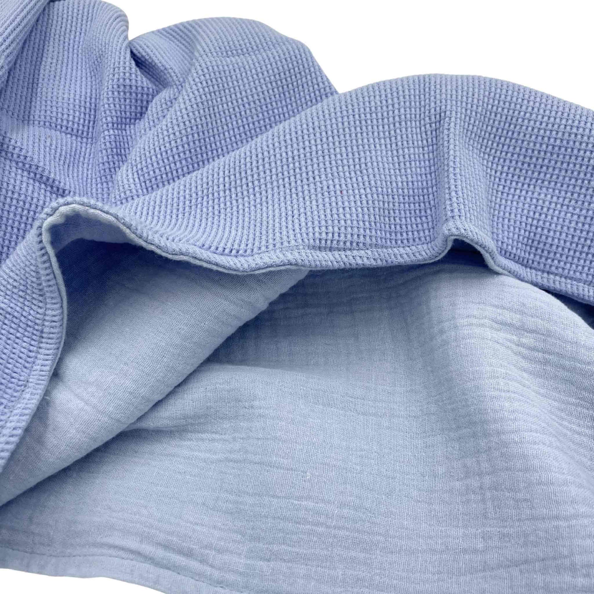 Blaue Baumwolldecke GOTS-zertifiziert mit Stoff Musselin und Waffel aufgeschlagen