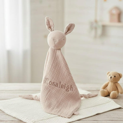 Baby Schmusetuch Hase in rosa von vorne in einem Babyzimmer