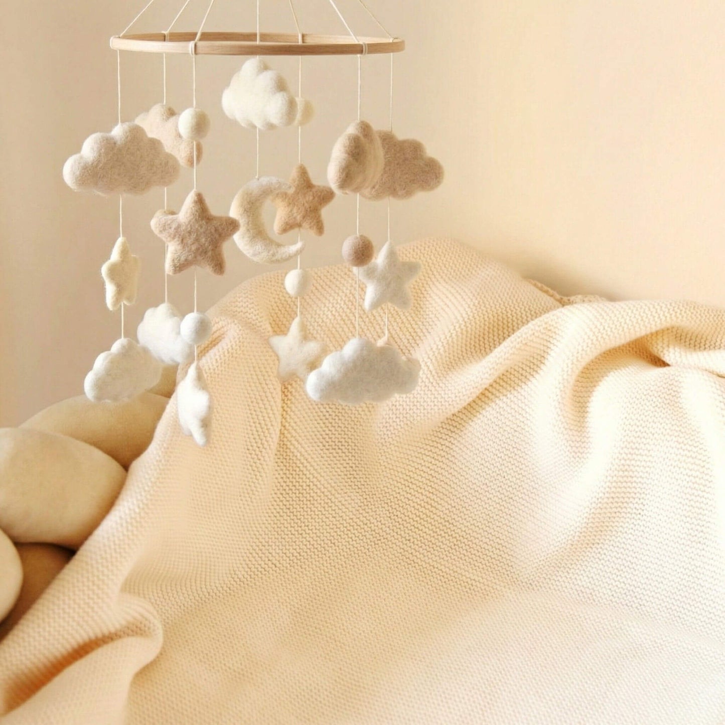 Nahaufnahme des Baumwoll-Materials der beigen Babydecke