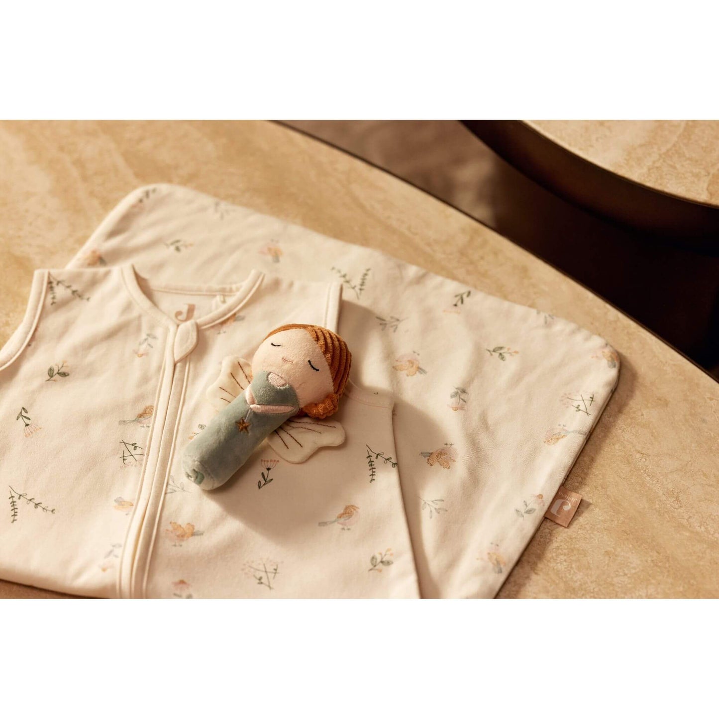 Babyrassel Schutzengel / Fee liegt auf Wickeltisch