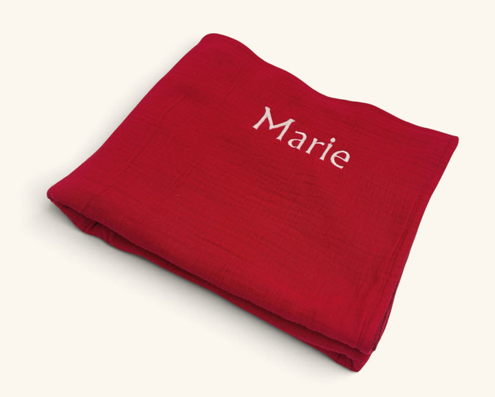 Rotes Geburtstuch mit besticktem Namen Marie