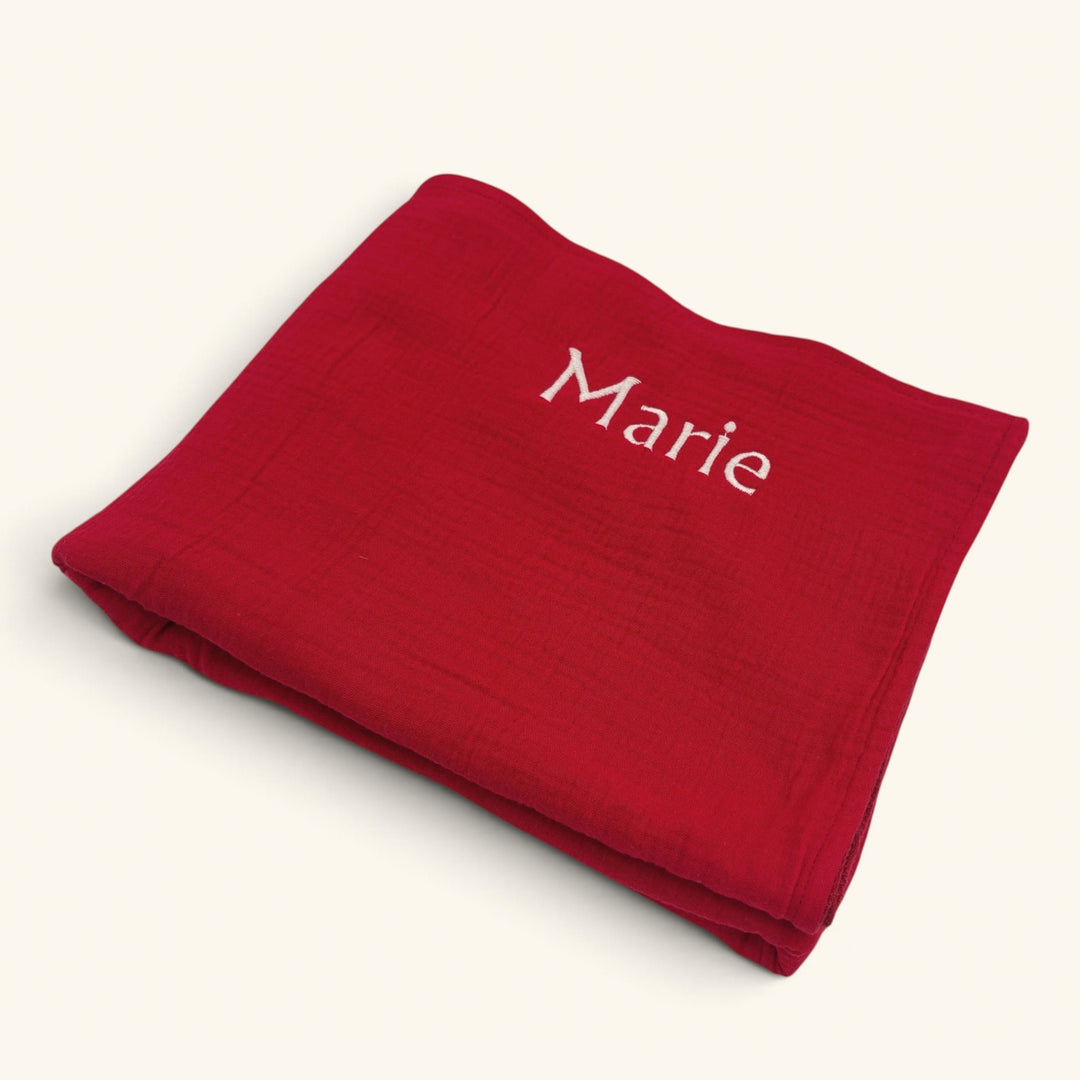 Rotes Geburtstuch mit besticktem Namen Marie