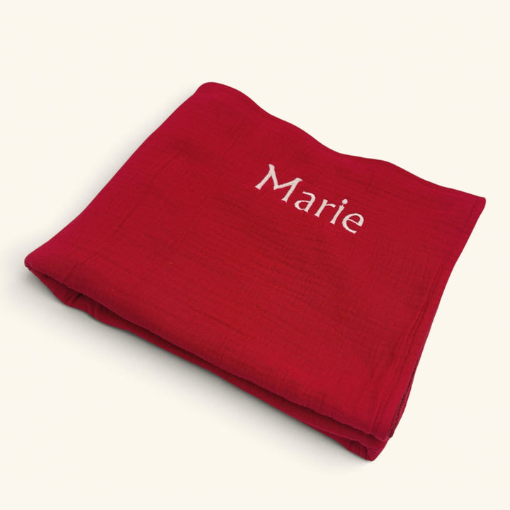 Rotes Geburtstuch mit besticktem Namen Marie
