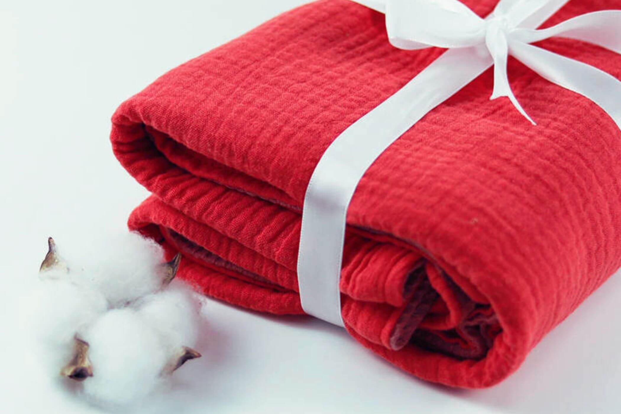 Rotes Geburtstuch als Geschenk verpackt