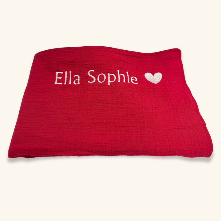 Rotes Geburtstuch aus Bio-Baumwolle, personalisiert mit Name Ella Sophie aus cremefarbenem Garn