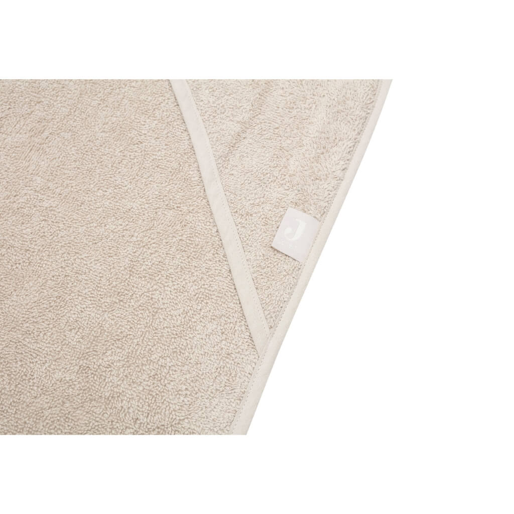 Nahaufnahme des Frottee Stoffes des Baby Kaputzen-Handtuchs in beige / nougat