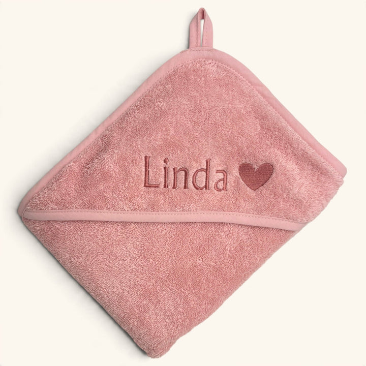 Kapuzenhandtuch in Altrosa mit gesticktem Namen Linda und Herz in Dunkelrosa 