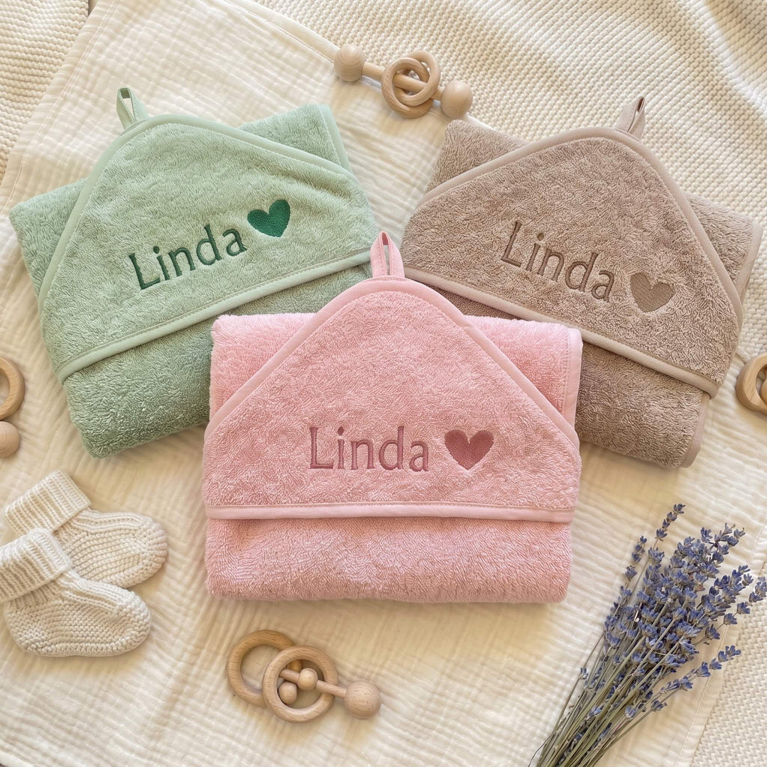 Drei Baby-Kapuzenhandtücher in Altrosa, Salbei und Nougat, personalisiert mit gesticktem Namen — Geschenk zur Geburt von Linnie’s 