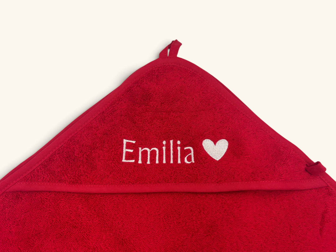 Kapuzenhandtuch mit besticktem Namen Emilia in Creme-Stickgarn