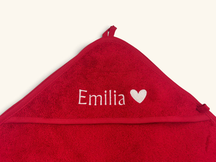 Kapuzenhandtuch mit besticktem Namen Emilia in Creme-Stickgarn
