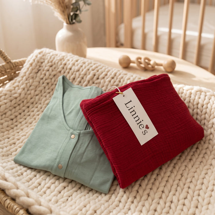 Mama-und-Baby-Set: rotes Geburtstuch und Geburtskleid