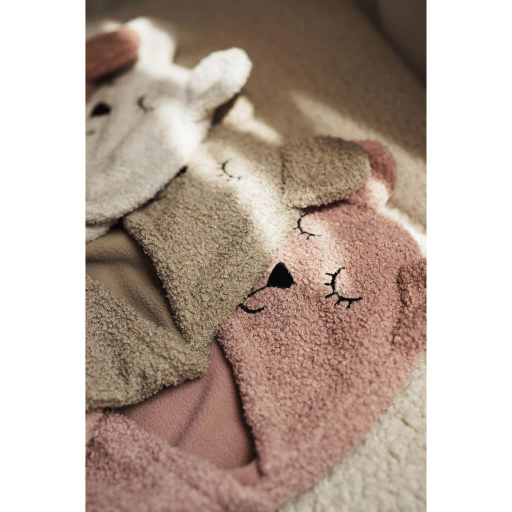 Nahaufnahme des weichen Materials der Baby Puckdecke in allen Farben