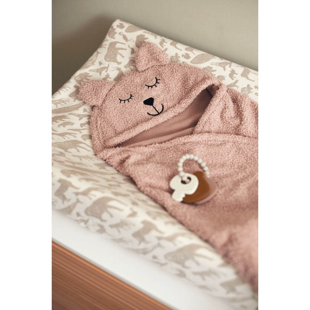 Baby Puckdecke Bär in Wild Rosa liegt auf Wickeltisch