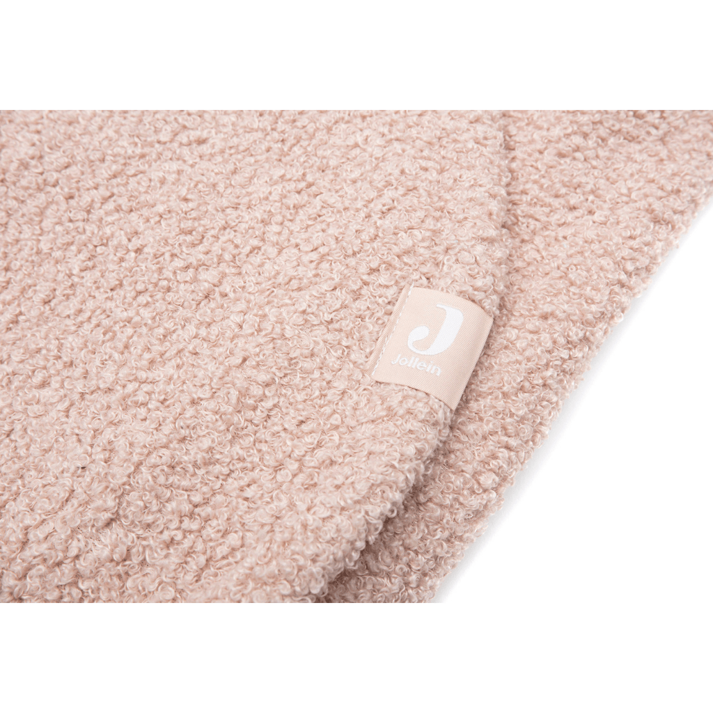Nahaufnahme des Stoffs der Puckdecke Bär in Rosa