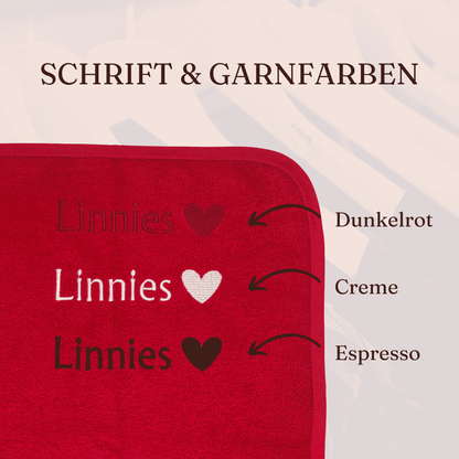 Übersicht der verfügbaren Garnfarben (Dunkelrot, Creme / Weiß / Espresso) für die Bestickung des roten Geburtshandtuchs mit Namen und Herz