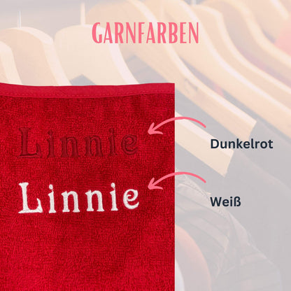 Übersicht der verfügbaren Garnfarben (dunkelrot oder weiß) für die Bestickung des roten Geburtshandtuchs mit Namen und Herz