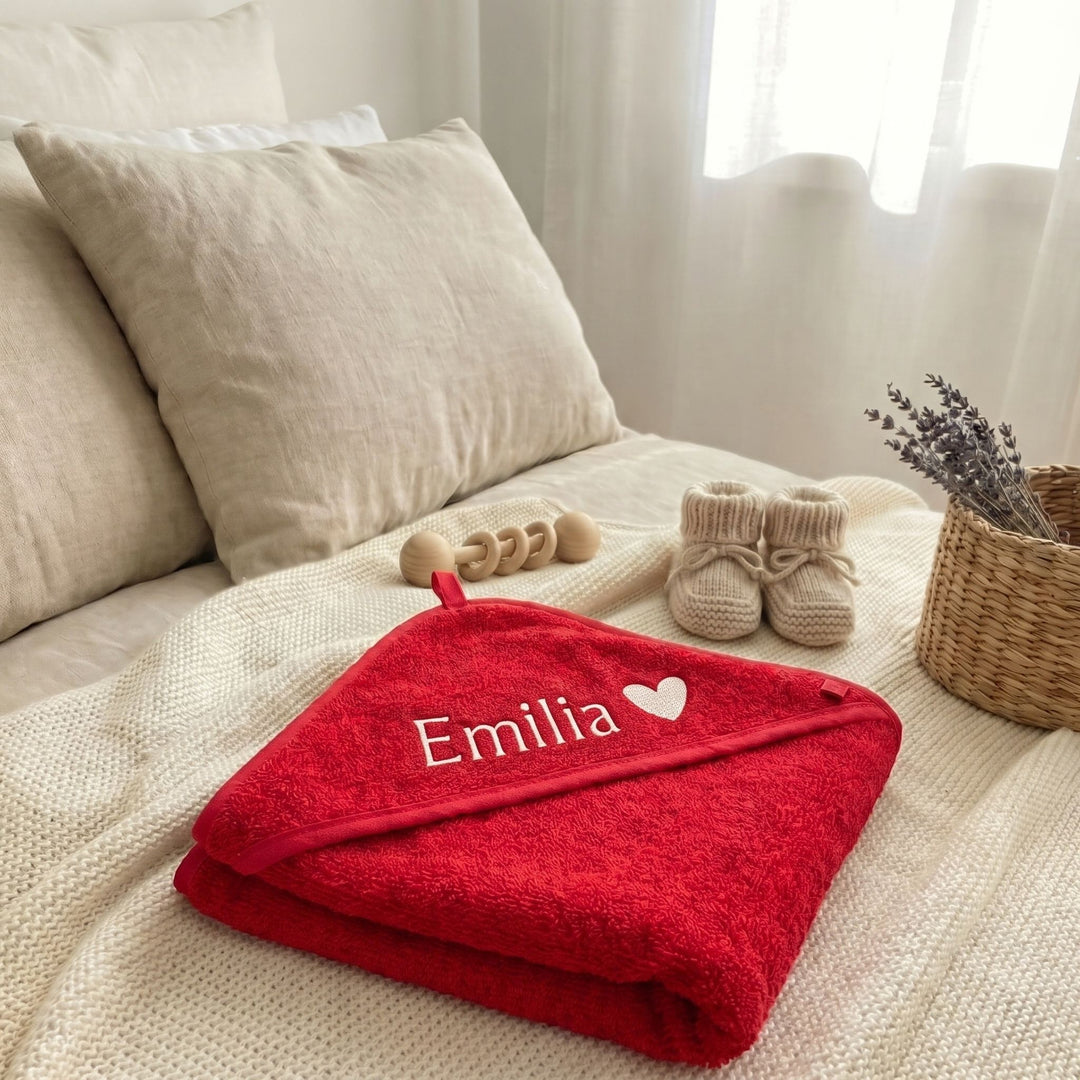 Rotes Kapuzenhandtuch für Babys, personalisiert mit Namen in cremefarbener Stickerei