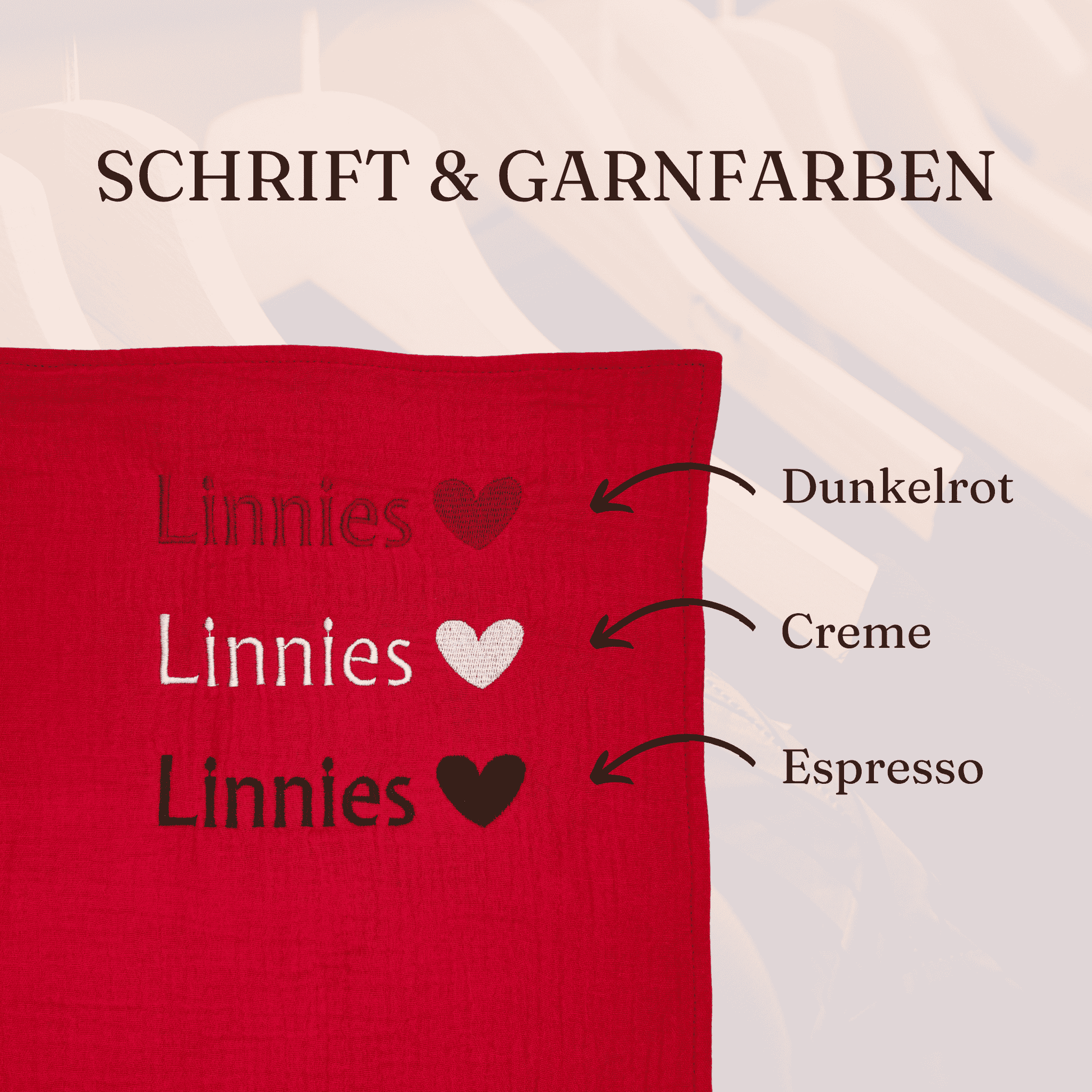 Bild zeigt die beispielhafte Bestickung des Geburtstuchs mit einem Namen und die drei verfügbaren Garnfarben (Dunkelrot, Creme / Weiß / Espresso Braun)