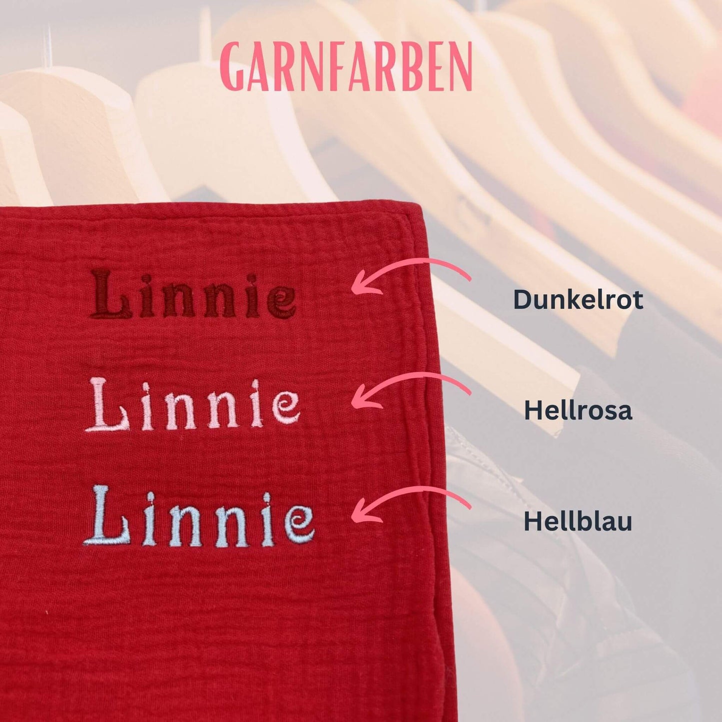 Bild zeigt die beispielhafte Bestickung des Geburtstuchs mit einem Namen und die drei verfügbaren Garnfarben (hellrosa, dunkelrot, hellblau)