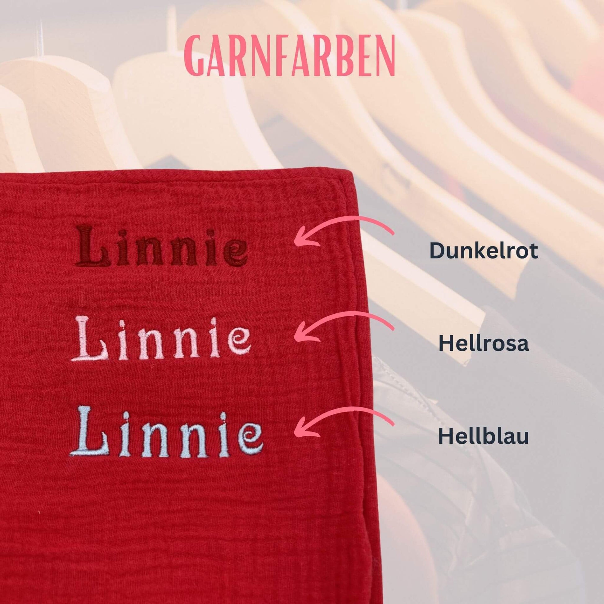 Bild zeigt die beispielhafte Bestickung des Geburtstuchs mit einem Namen und die drei verfügbaren Garnfarben (hellrosa, dunkelrot, hellblau)