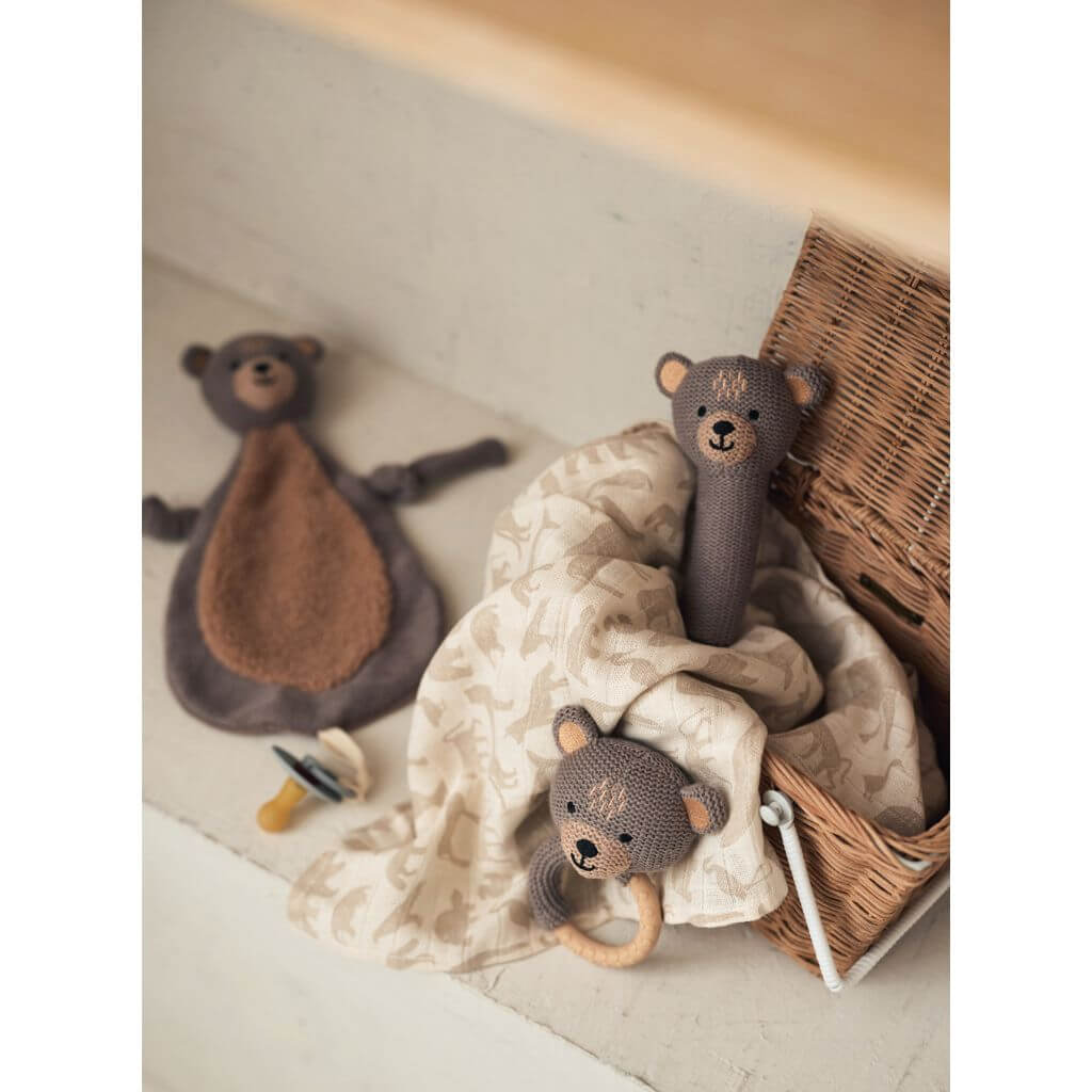 Schmusetuch Bär liegt im Babyzimmer