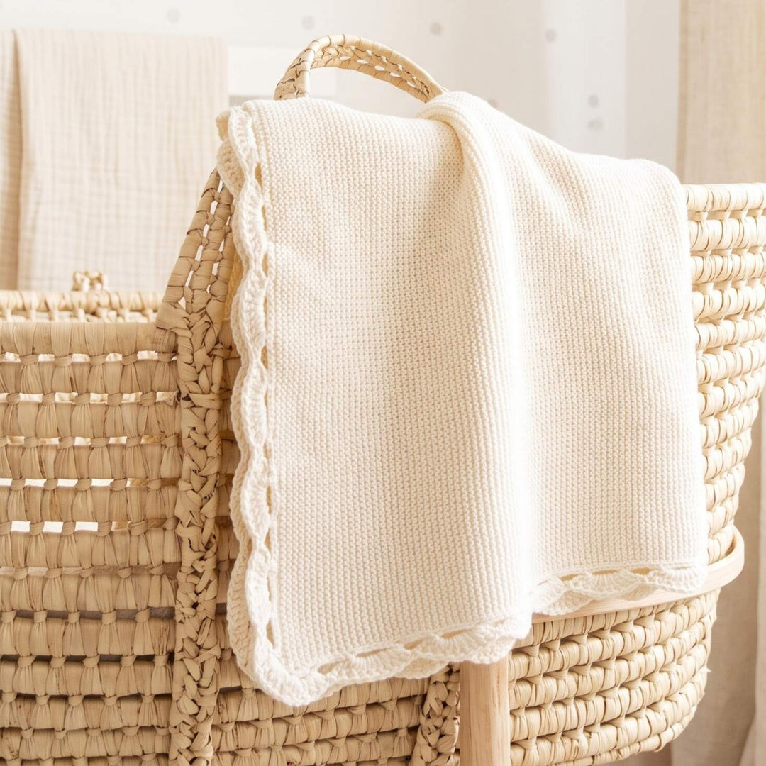 Cremefarbene Strickdecke von Linnie&