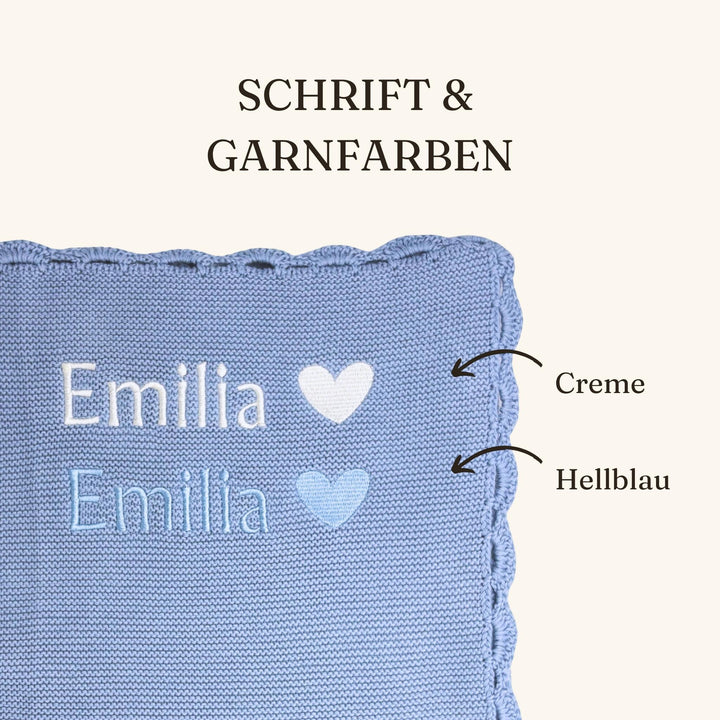 Personalisierung der hellblauen Babydecke von Linnie&