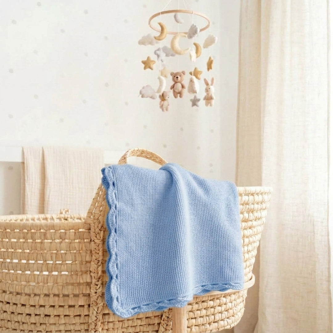 Hellblaue Strickdecke von Linnie&
