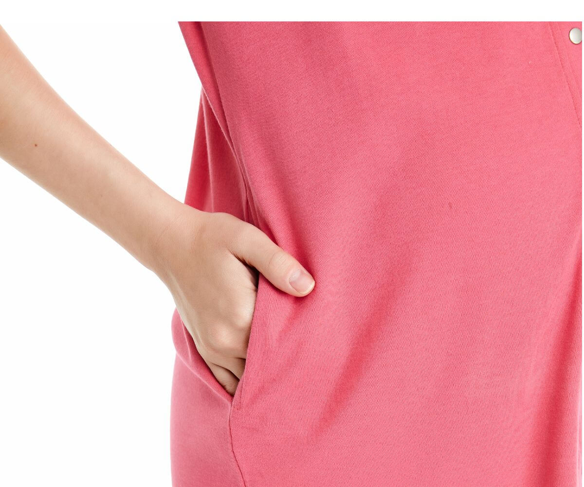 Nahaufnahme der praktischen Seitentaschen des Geburtskleides