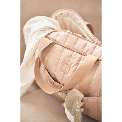 Geöffnete Wickeltasche in Farbe Biscuit Beige im Einsatz als Mom Bag