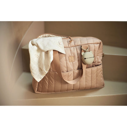 Wickeltasche in Farbe Biscuit Beige mit Spielzeug und Spucktuch