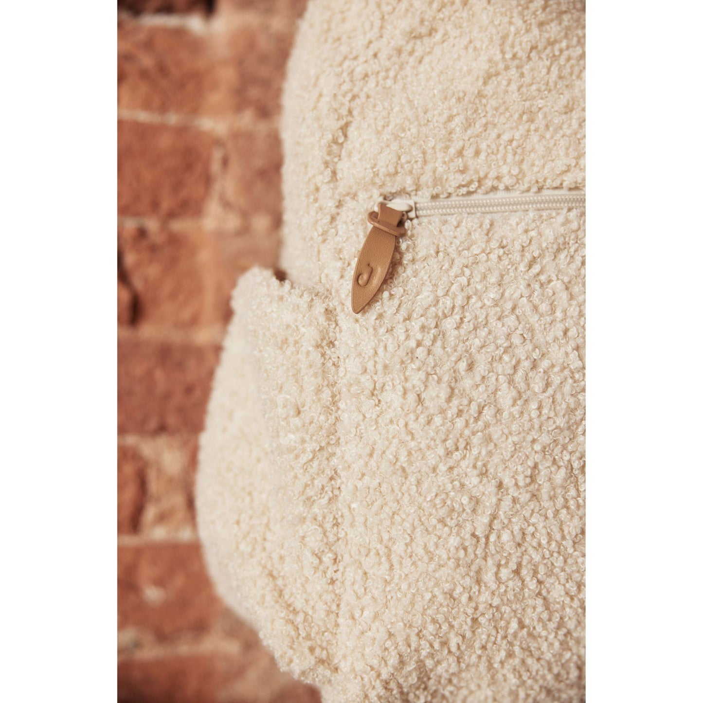 Wickeltasche Rucksack Beige Nahansicht von weichem Teddy Material Bouclé